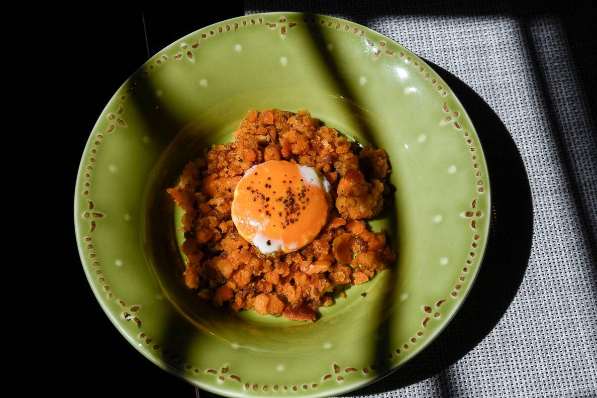 Clásicas migas con su huevo.