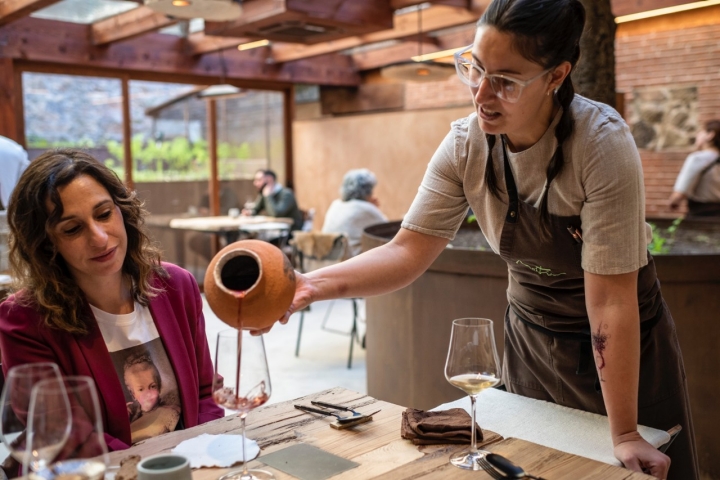 El vino elaborado por el equipo de 'Montia' en tinajas que hay en una fresquera bajo el restaurante.