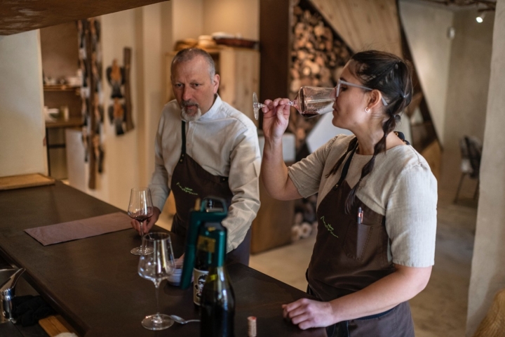 El equipo de sumilleres prueba los vinos antes del servicio.