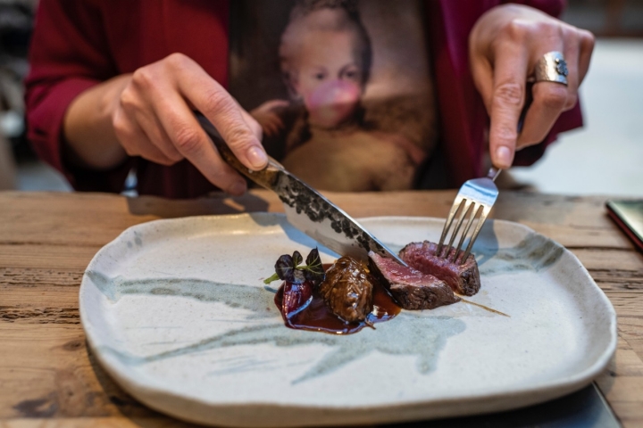 Jarrete de ciervo guisado en garnacha, su lomo y chalota.