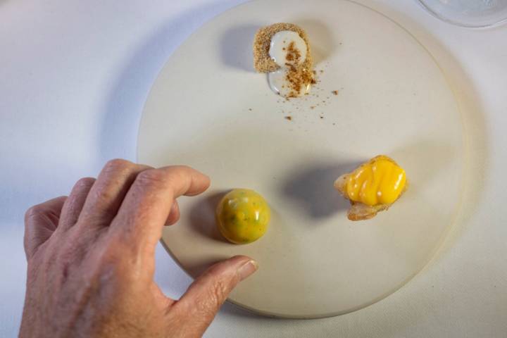 Restaurante Mugaritz 2022 (Errenteria, Gipuzkoa) bombón de guisante lágrima