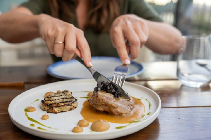 La carrillera de atún con salsa de miso y algas de la costa de Cádiz