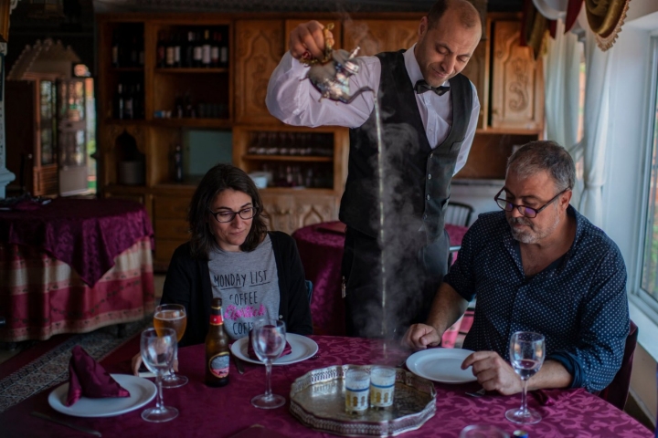 ​ Restaurante Oasis. Ceuta. La ceremonia del té exige que se sirva y se devuelva tres veces a la tetera antes de beberlo