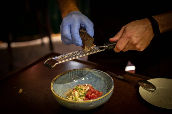 Dando los últimos toques al tartar de atún.