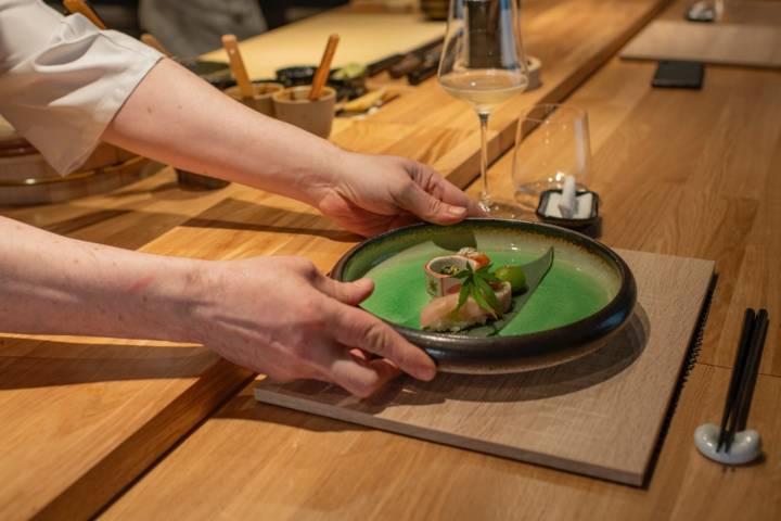 Steven sirve un menú kaiseki marcado por la temporada.