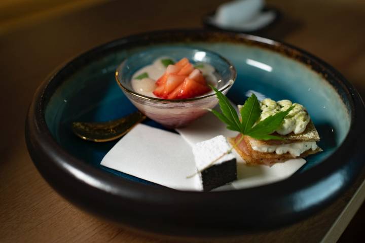 Los últimos bocados dulces acompañan el momento del té.