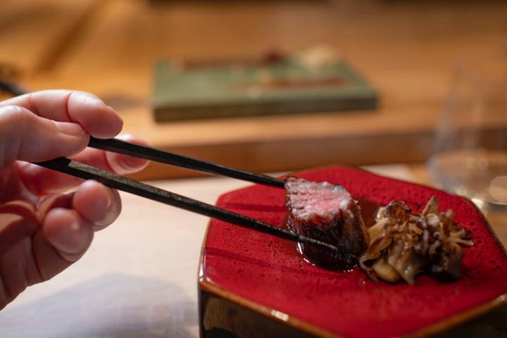 Wagyu a la brasa, demiglace y maitake encurtido.