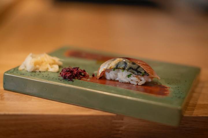 Nigiri de caballa encurtida con kombu blanco, cebollino y jengibre.