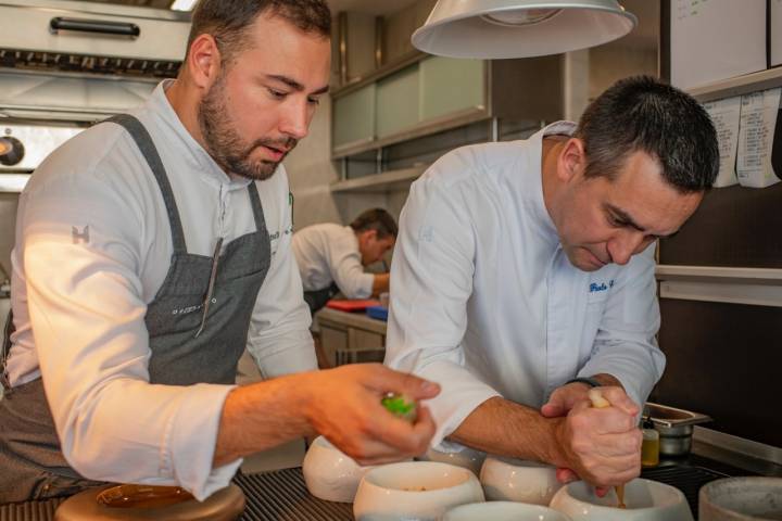 Drago y Casagrande trabajando en la cocina del restaurante 'Orobianco' (Calpe).