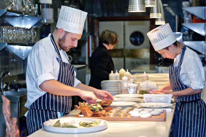 En la cocina conviven dos ambientes y dos equipos: el del 'Tradición' y el de 'El Portal'.