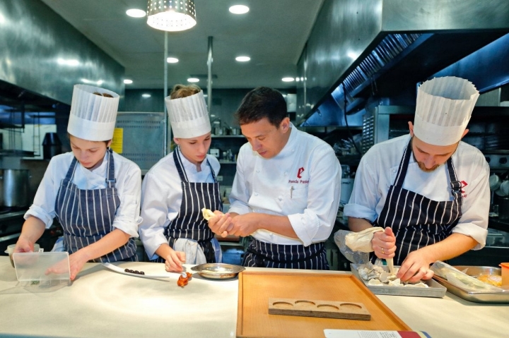 Restaurante 'El Portal de Echaurren'. Francis Paniego con parte de su equipo de cocina