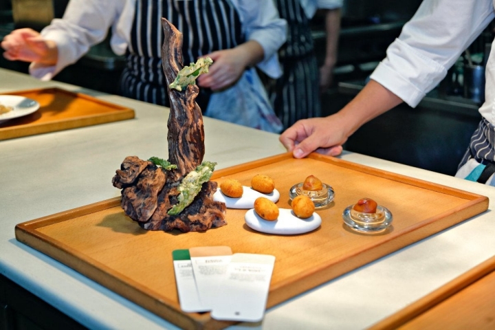 Restaurante 'El Portal de Echaurren'. Las frituras: hojas de borraja frita, buñuelo 'saignant' y las míticas croquetas de Marisa