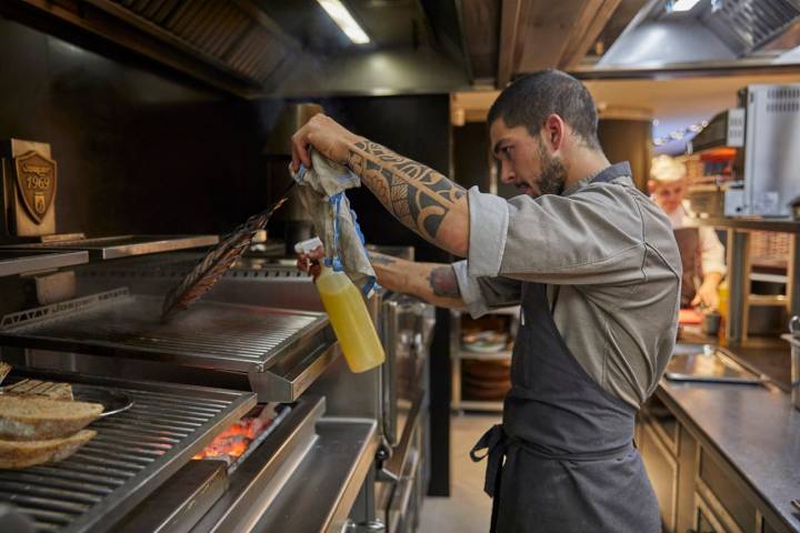 En la cocina del 'Pur' se preparan los pescados y las carnes en las brasas.