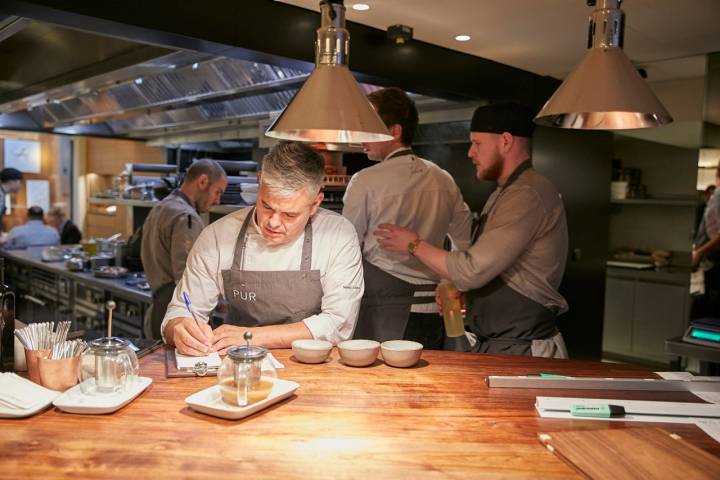 Nandu Jubany toma nota de los platos que van a preparar ese día en 'Pur'.