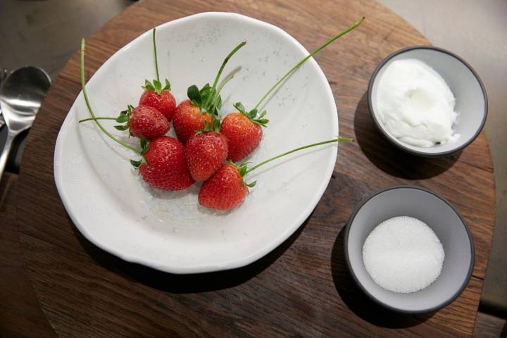 Y de postre: fresas con azúcar y nata.