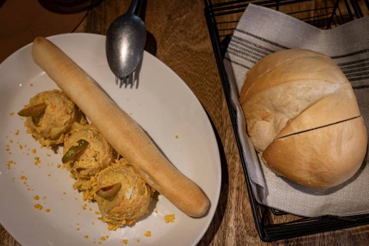 Ensaladilla rusa con pan candeal de Madrid y colín.