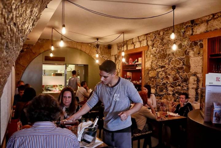 Las mesas están casi siempre llenas en comidas y cenas de martes a sábado.