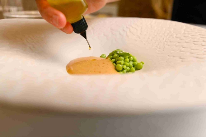 Guisantes lágrima, con emulsión de ibéricos, garbanzos y pimiento.