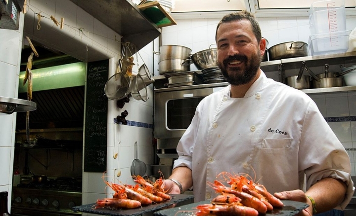 David Coca, sonriente y con el plato ya listo para comer.