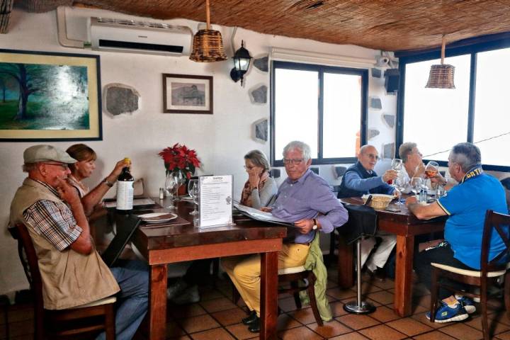 El salón de la segunda planta, junto a la cocina, donde es habitual la clientela de la zona.