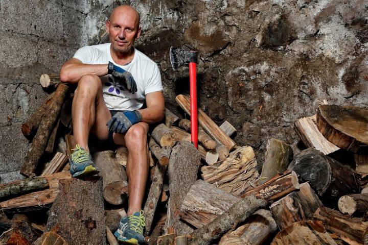 Isidro en el cobertizo de leña, donde cada semana corta con hacha sus maderas.