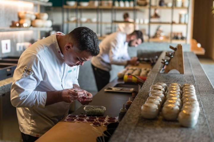 Trabajando en la cocina del restaurante San Hô.