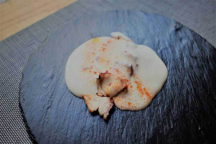 Pulpo a la parrilla con espuma de papa negra.