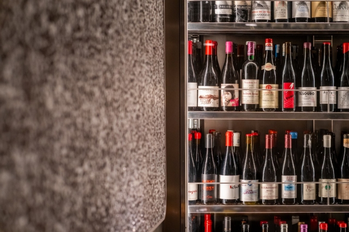 La carta de vinos propone más de 380 referencias La carta de vinos propone más de 380 referencias