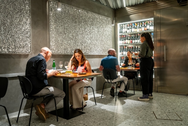 La bodega custodia las pocas mesas del local La bodega custodia las pocas mesas del local