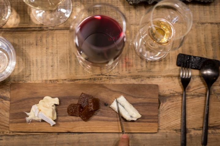 26/4/2023. Donosti. Sukaldean Aitor Santamaría. Redactora: Ana Caro. . Foto de César Cid.