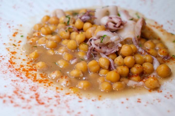 Garbanzos con calamares