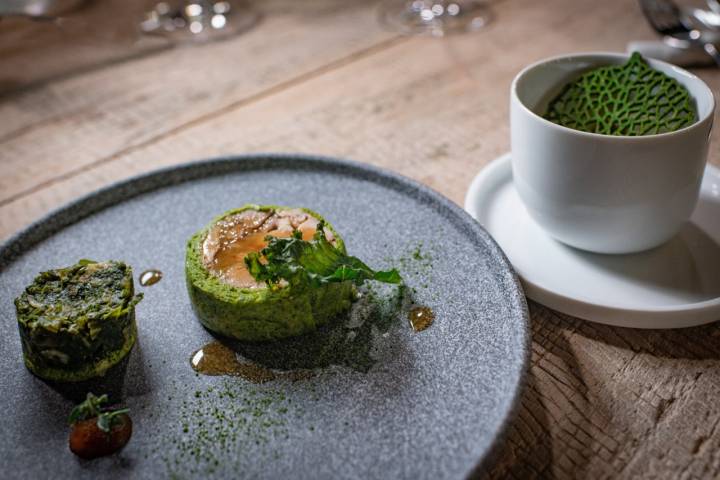 Cabrito, queso “Ses Cabretes”, col kale y garum.