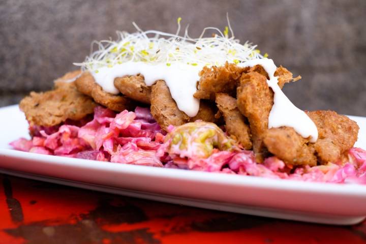 ¡No, no son de pollo! 'Nuggets' de soja con crema de anacardos y ensalada de col.