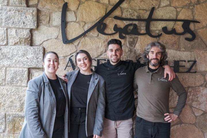 El equipo de Veratus posa en la entrada del restaurante.