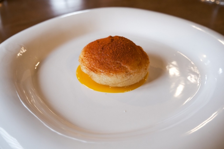 La versión de las migas extremeñas de Ángel recuerdan a un dorayaki.