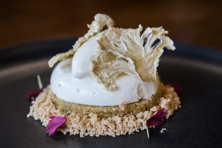 Semifrío de coliflor de chocolate blanco.