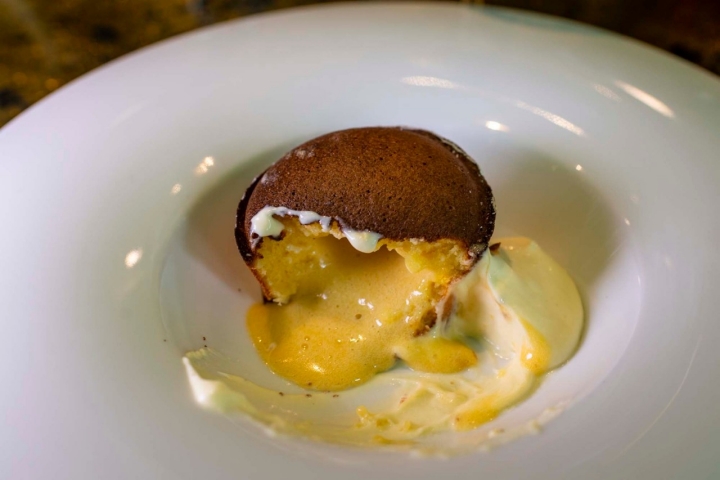 Coulant de mazapán con crema de queso y maracuyá.