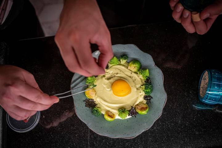 Romanesco hervido, crema de crucíferas y huevo escalfado.