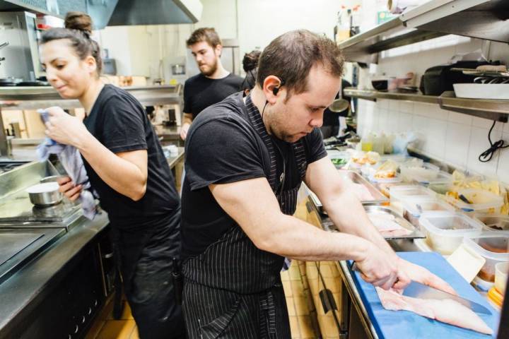 El jefe de cocina preparando un pargo.