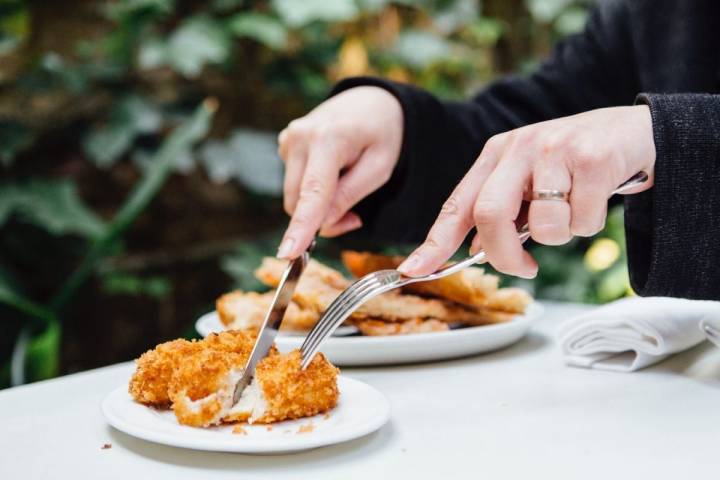 Croquetas de jamón rebozadas con miga de pan.