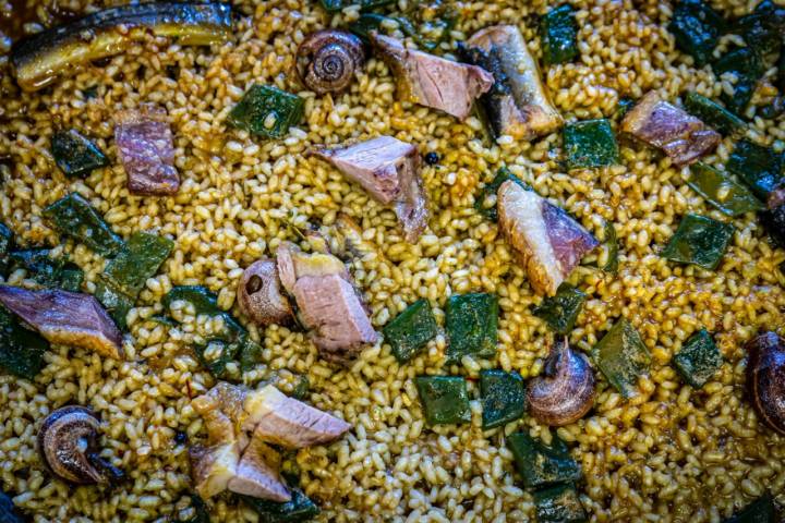 Arroz 'bomba' con pato, anguila y caracoles