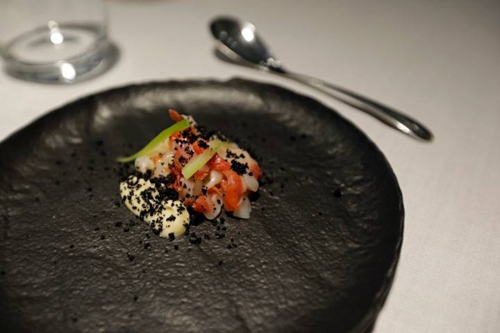 'Begihandi' aliñado con tomate, pimiento verde y emulsión ligera de ajos.