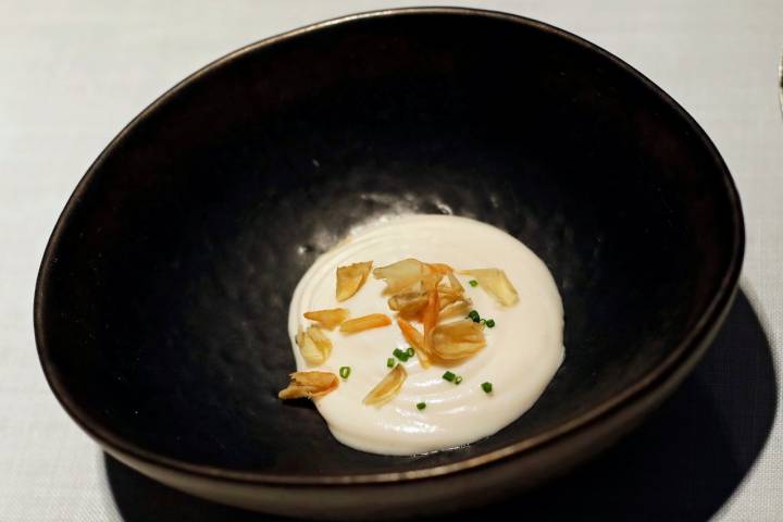 Emulsión de langostino y almendra coronada con cebollino y escamas de salmonete.