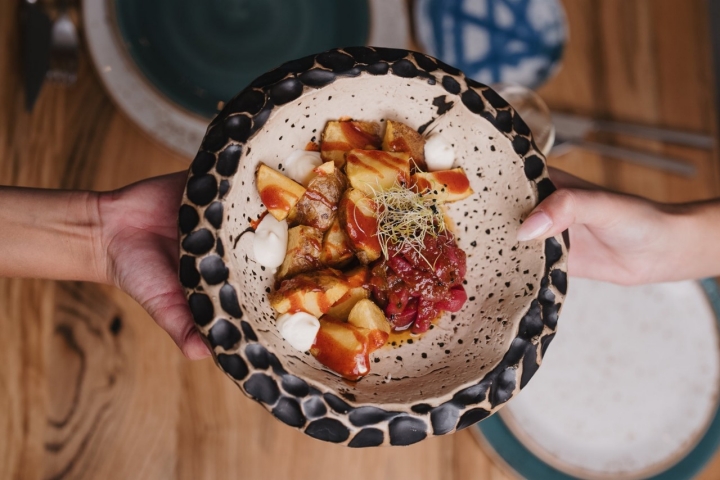 Bravas de atún picante del restaurante DeAtún (Madrid).