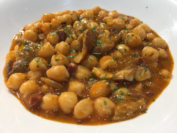 Comida a domicilio en Cantabria: garbanzos de Nacho Basurto