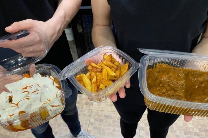 Bravas y carrilleras de cerdo guisadas con salsa de verduras y vino tinto, con sus patatas fritas caseras.