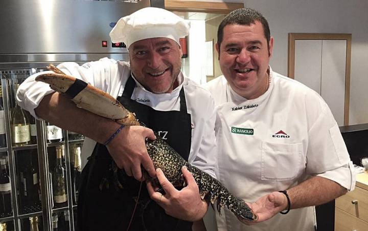 Los hermanos Zabaleta acunando un buen ejemplar de langosta. Foto cedida.