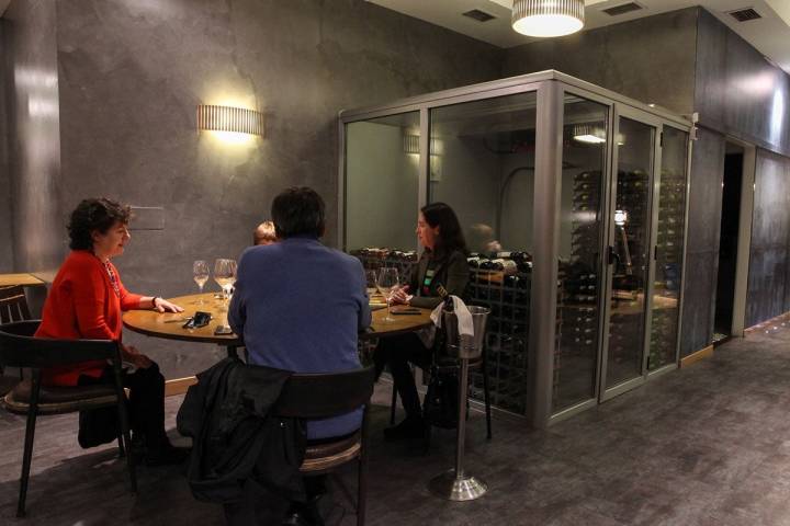 En la parte del salón, la bodega está a la vista de todos.