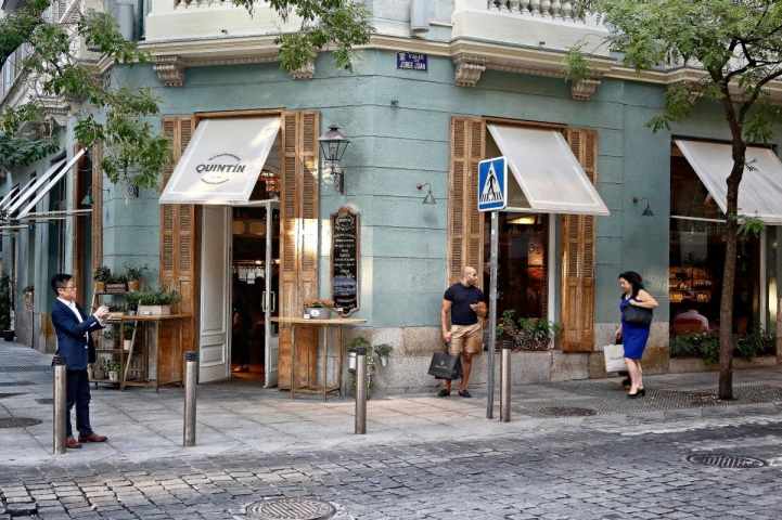 Entrada del local, que esconde un restaurante dentro de una tienda.