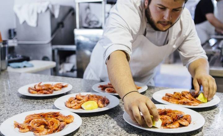 Raciones de gamba roja de Palamós en la cocina del 'Mas dels Arcs'.